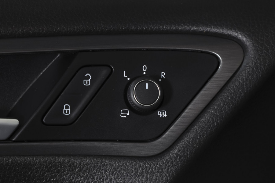 Volkswagen Golf 1.5 TSI 130 PK Comfortline Business | Adapt. Cruise | Stoelverw. | PDC | NAV + App. Connect | ECC | Trekhaak | DAB | LM 17" |