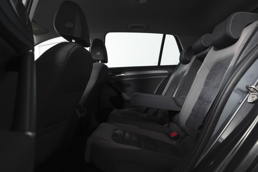 Volkswagen Golf 1.5 TSI 130 PK Comfortline Business | Adapt. Cruise | Stoelverw. | PDC | NAV + App. Connect | ECC | Trekhaak | DAB | LM 17" |