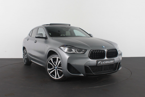 BMW X2 xDrive25e M Sport Kleur > M Frozen Grey metallic/Shadow-Line/Pano.schuifdak/Memory/Head-up-display