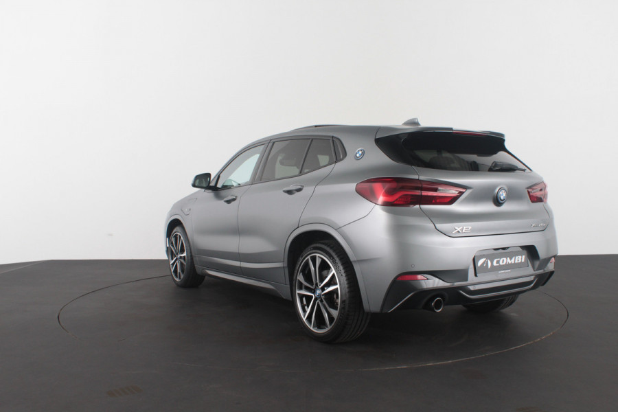 BMW X2 xDrive25e M Sport Kleur > M Frozen Grey metallic/Shadow-Line/Pano.schuifdak/Memory/Head-up-display