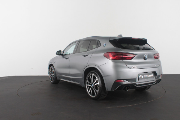 BMW X2 xDrive25e M Sport Kleur > M Frozen Grey metallic/Shadow-Line/Pano.schuifdak/Memory/Head-up-display