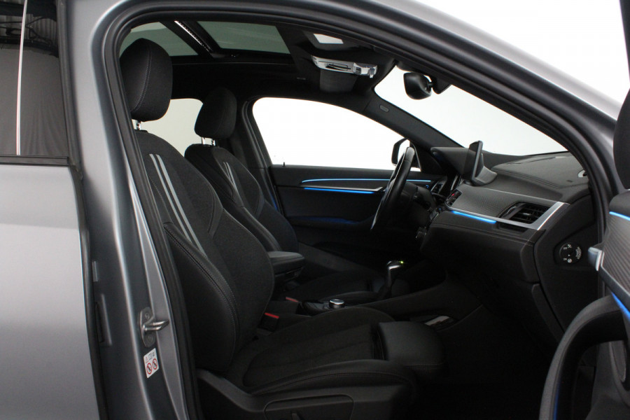 BMW X2 xDrive25e M Sport Kleur > M Frozen Grey metallic/Shadow-Line/Pano.schuifdak/Memory/Head-up-display
