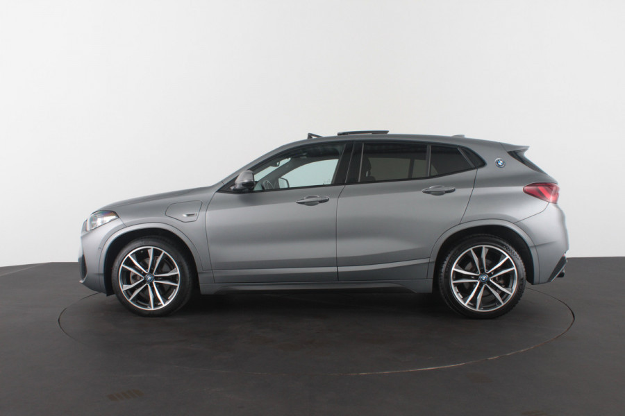 BMW X2 xDrive25e M Sport Kleur > M Frozen Grey metallic/Shadow-Line/Pano.schuifdak/Memory/Head-up-display