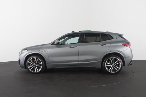 BMW X2 xDrive25e M Sport Kleur > M Frozen Grey metallic/Shadow-Line/Pano.schuifdak/Memory/Head-up-display