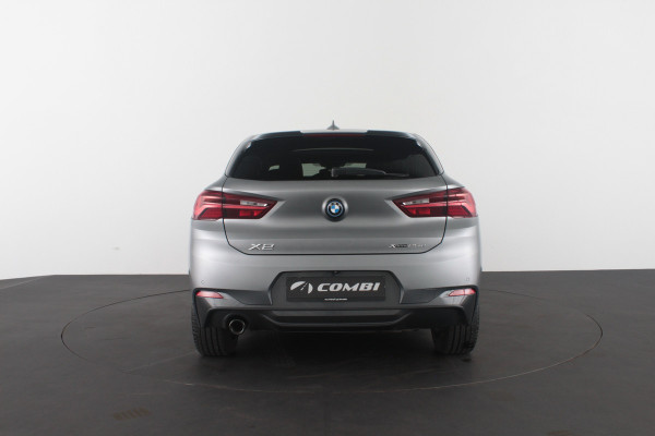 BMW X2 xDrive25e M Sport Kleur > M Frozen Grey metallic/Shadow-Line/Pano.schuifdak/Memory/Head-up-display