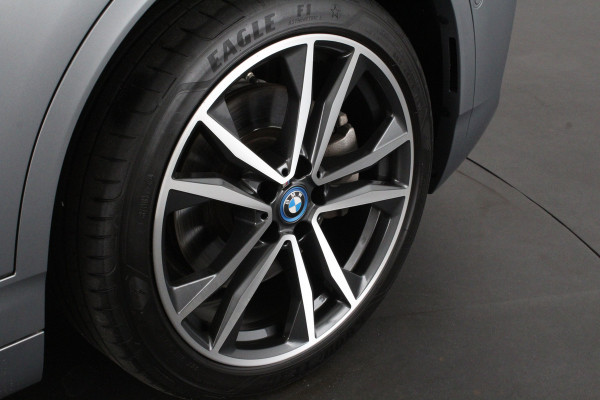 BMW X2 xDrive25e M Sport Kleur > M Frozen Grey metallic/Shadow-Line/Pano.schuifdak/Memory/Head-up-display