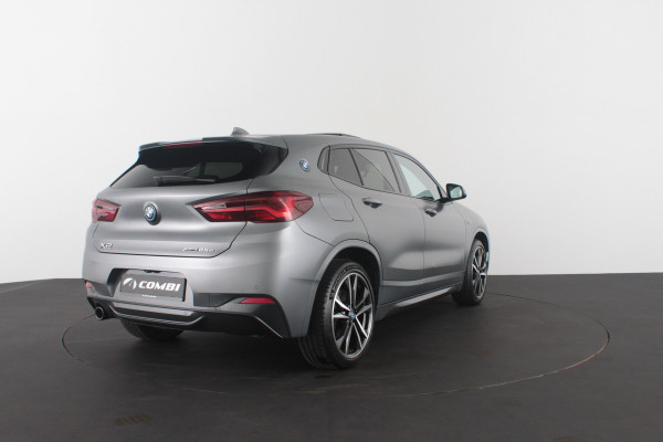 BMW X2 xDrive25e M Sport Kleur > M Frozen Grey metallic/Shadow-Line/Pano.schuifdak/Memory/Head-up-display