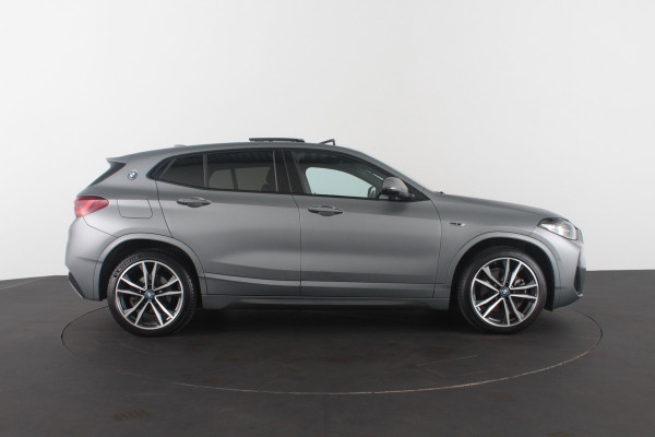 BMW X2 xDrive25e M Sport Kleur > M Frozen Grey metallic/Shadow-Line/Pano.schuifdak/Memory/Head-up-display