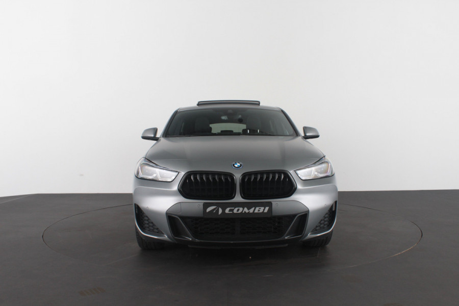 BMW X2 xDrive25e M Sport Kleur > M Frozen Grey metallic/Shadow-Line/Pano.schuifdak/Memory/Head-up-display