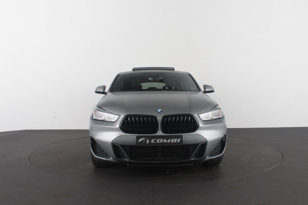 BMW X2 xDrive25e M Sport Kleur > M Frozen Grey metallic/Shadow-Line/Pano.schuifdak/Memory/Head-up-display