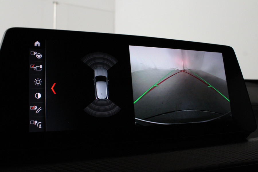 BMW X2 xDrive25e M Sport Kleur > M Frozen Grey metallic/Shadow-Line/Pano.schuifdak/Memory/Head-up-display