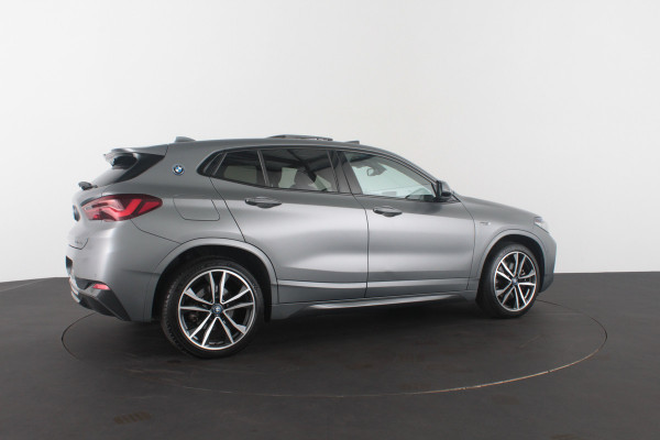 BMW X2 xDrive25e M Sport Kleur > M Frozen Grey metallic/Shadow-Line/Pano.schuifdak/Memory/Head-up-display