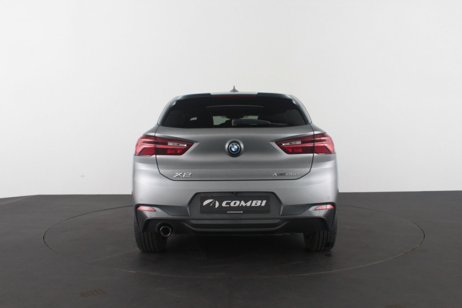 BMW X2 xDrive25e M Sport Kleur > M Frozen Grey metallic/Shadow-Line/Pano.schuifdak/Memory/Head-up-display