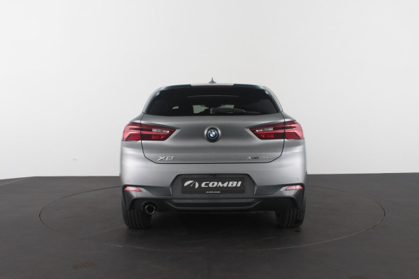 BMW X2 xDrive25e M Sport Kleur > M Frozen Grey metallic/Shadow-Line/Pano.schuifdak/Memory/Head-up-display