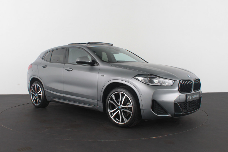 BMW X2 xDrive25e M Sport Kleur > M Frozen Grey metallic/Shadow-Line/Pano.schuifdak/Memory/Head-up-display