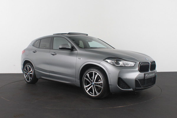 BMW X2 xDrive25e M Sport Kleur > M Frozen Grey metallic/Shadow-Line/Pano.schuifdak/Memory/Head-up-display