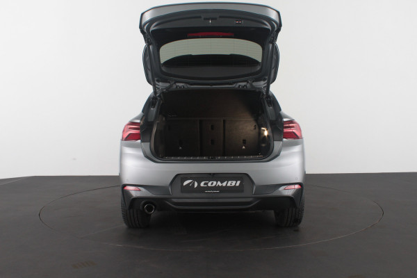 BMW X2 xDrive25e M Sport Kleur > M Frozen Grey metallic/Shadow-Line/Pano.schuifdak/Memory/Head-up-display