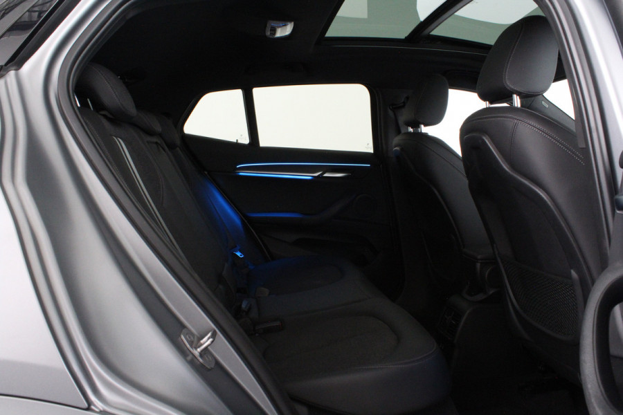 BMW X2 xDrive25e M Sport Kleur > M Frozen Grey metallic/Shadow-Line/Pano.schuifdak/Memory/Head-up-display