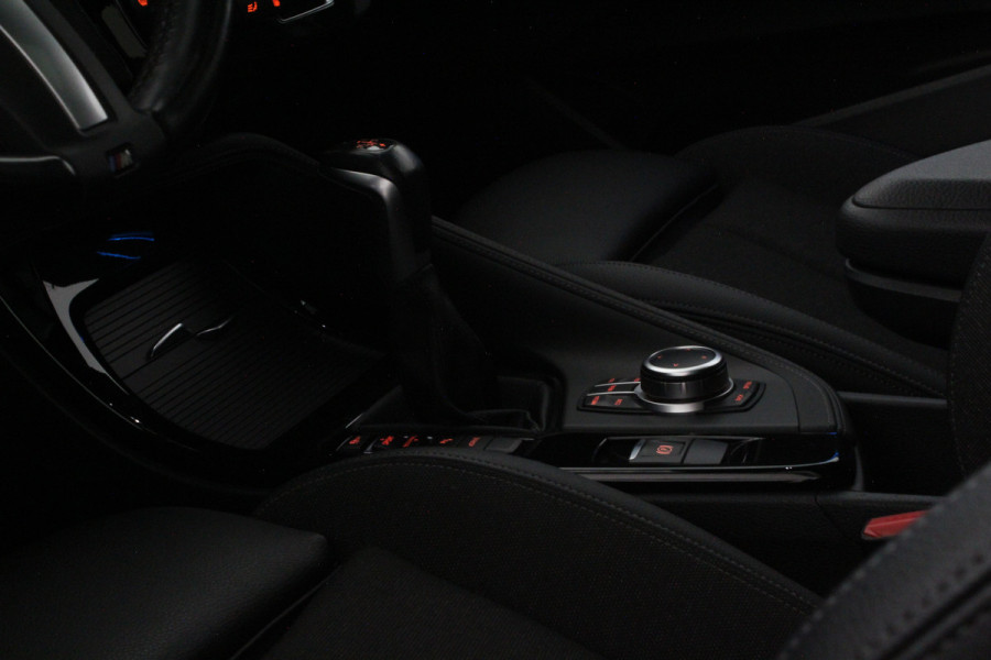 BMW X2 xDrive25e M Sport Kleur > M Frozen Grey metallic/Shadow-Line/Pano.schuifdak/Memory/Head-up-display