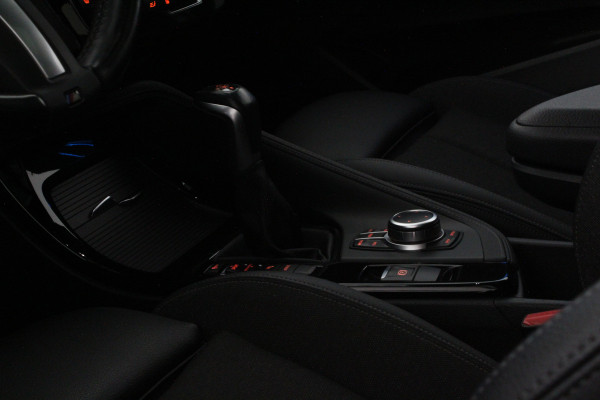 BMW X2 xDrive25e M Sport Kleur > M Frozen Grey metallic/Shadow-Line/Pano.schuifdak/Memory/Head-up-display
