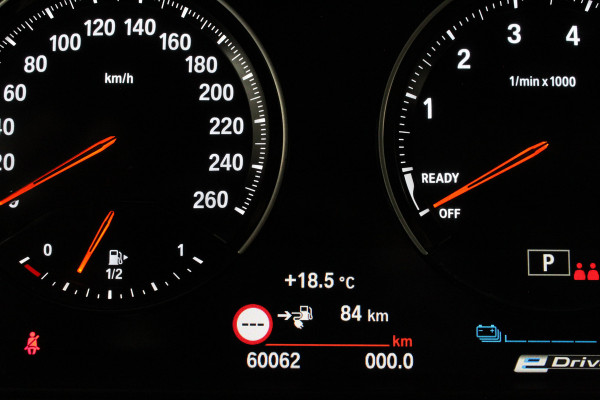 BMW X2 xDrive25e M Sport Kleur > M Frozen Grey metallic/Shadow-Line/Pano.schuifdak/Memory/Head-up-display