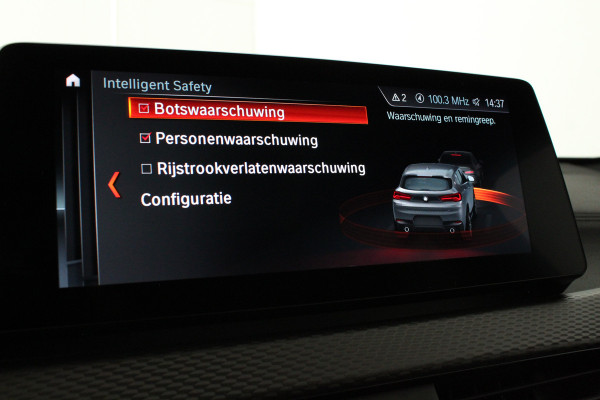 BMW X2 xDrive25e M Sport Kleur > M Frozen Grey metallic/Shadow-Line/Pano.schuifdak/Memory/Head-up-display