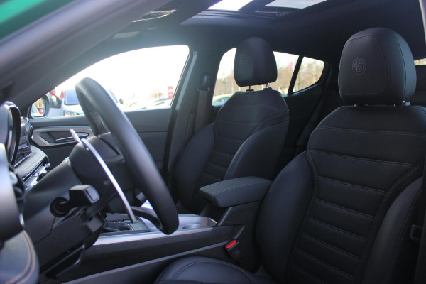 Alfa Romeo Tonale PHEV 280PK VELOCE | PANORAMISCH SCHUIF / KANTELDAK | LEDEREN BEKLEDING | VOORSTOELEN / STUUR VERWARMD | VOORSTOELEN GEVENTILEERD | VOORSTOELEN ELEKTRISCH VERSTELBAAR | DRAADLOOS APPLE CARPLAY / ANDROID AUTO | 360° CAMERA | AUTOMATISCH DIMMENDE BUITENSPIEGELS | 20"INCH LICHTMETALEN VELGEN | ADAPTIVE CRUISE CONTROL | KEYLESS ENTRY / START | ELEKTRISCH BEDIENBARE ACHTERKLEP | DRAADLOZE TELEFOONLADER | AMBIENT LIGHTING | DONKERE HEMELBEKLEDING | SCHAKELFLIPPERS AAN HET STUUR | VERWARMDE RUITENSPROEIERS |