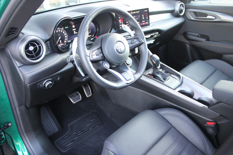 Alfa Romeo Tonale PHEV 280PK VELOCE | PANORAMISCH SCHUIF / KANTELDAK | LEDEREN BEKLEDING | VOORSTOELEN / STUUR VERWARMD | VOORSTOELEN GEVENTILEERD | VOORSTOELEN ELEKTRISCH VERSTELBAAR | DRAADLOOS APPLE CARPLAY / ANDROID AUTO | 360° CAMERA | AUTOMATISCH DIMMENDE BUITENSPIEGELS | 20"INCH LICHTMETALEN VELGEN | ADAPTIVE CRUISE CONTROL | KEYLESS ENTRY / START | ELEKTRISCH BEDIENBARE ACHTERKLEP | DRAADLOZE TELEFOONLADER | AMBIENT LIGHTING | DONKERE HEMELBEKLEDING | SCHAKELFLIPPERS AAN HET STUUR | VERWARMDE RUITENSPROEIERS |
