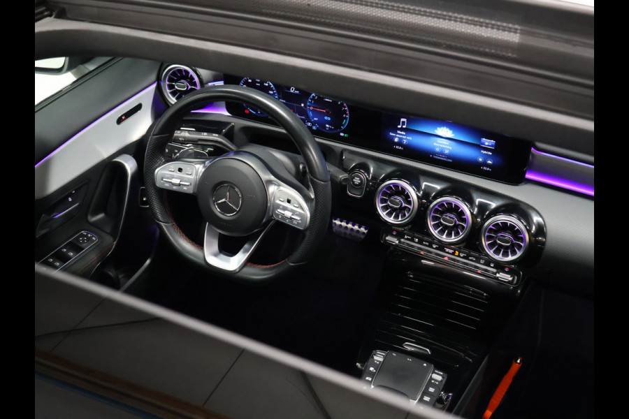 Mercedes-Benz A-Klasse 250 e Business Solution AMG Limited [TREKHAAK INKLAPBAAR, DIGITAL DASH, SCHUIFKANTELDAK, APPLE CARPLAY, ANDROID, SFEERVERLICHTING, CAMERA, ADAPTIVE CRUISE, STOELVERWARMING, PDC V+A, HALF LEDER, CLIMATE, NIEUWSTAAT]