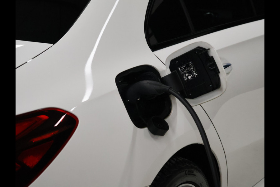 Mercedes-Benz A-Klasse 250 e Business Solution AMG Limited [TREKHAAK INKLAPBAAR, DIGITAL DASH, SCHUIFKANTELDAK, APPLE CARPLAY, ANDROID, SFEERVERLICHTING, CAMERA, ADAPTIVE CRUISE, STOELVERWARMING, PDC V+A, HALF LEDER, CLIMATE, NIEUWSTAAT]