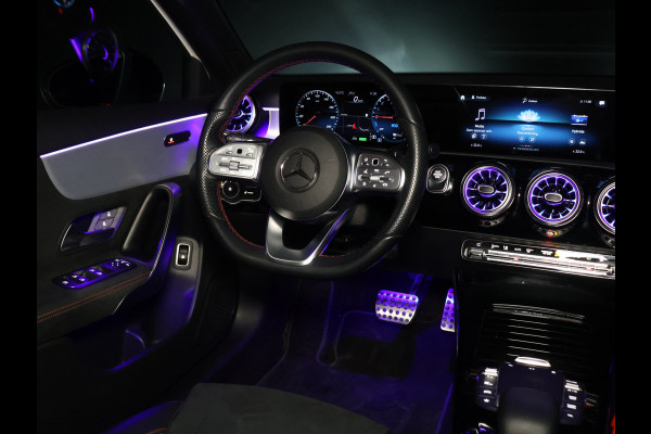 Mercedes-Benz A-Klasse 250 e Business Solution AMG Limited [TREKHAAK INKLAPBAAR, DIGITAL DASH, SCHUIFKANTELDAK, APPLE CARPLAY, ANDROID, SFEERVERLICHTING, CAMERA, ADAPTIVE CRUISE, STOELVERWARMING, PDC V+A, HALF LEDER, CLIMATE, NIEUWSTAAT]