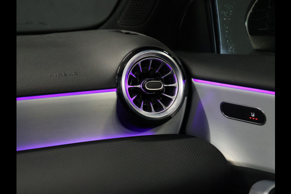 Mercedes-Benz A-Klasse 250 e Business Solution AMG Limited [TREKHAAK INKLAPBAAR, DIGITAL DASH, SCHUIFKANTELDAK, APPLE CARPLAY, ANDROID, SFEERVERLICHTING, CAMERA, ADAPTIVE CRUISE, STOELVERWARMING, PDC V+A, HALF LEDER, CLIMATE, NIEUWSTAAT]