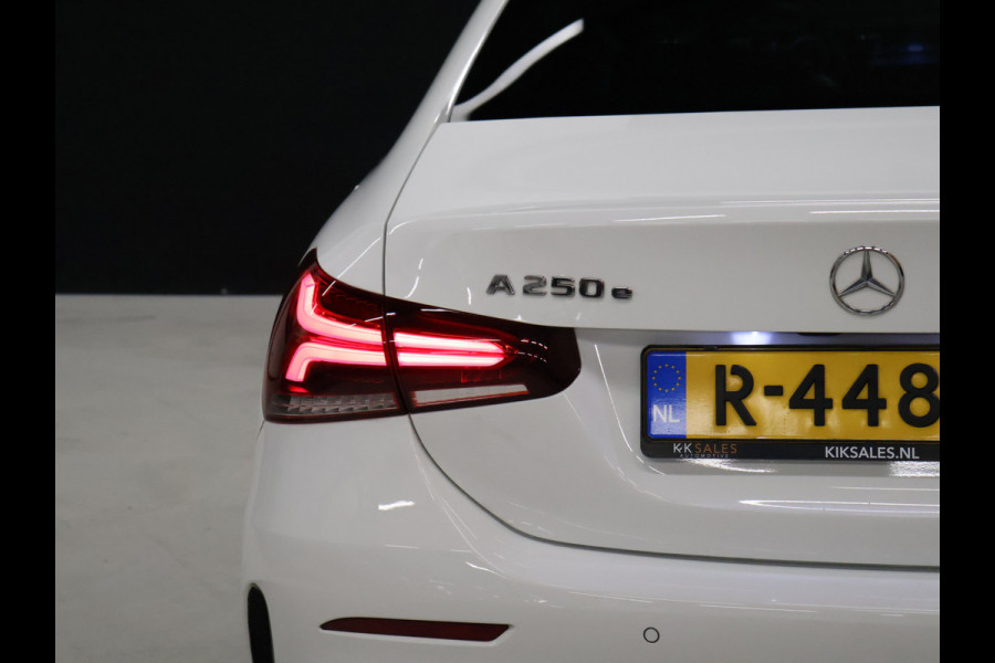 Mercedes-Benz A-Klasse 250 e Business Solution AMG Limited [TREKHAAK INKLAPBAAR, DIGITAL DASH, SCHUIFKANTELDAK, APPLE CARPLAY, ANDROID, SFEERVERLICHTING, CAMERA, ADAPTIVE CRUISE, STOELVERWARMING, PDC V+A, HALF LEDER, CLIMATE, NIEUWSTAAT]