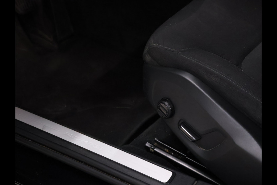 Volvo V60 2.0 T6 Recharge AWD Business Pro [APPLE CARPLAY, ADAPTIVE CRUISE CONTROL, STUUR EN STOELVERWARMING, DIGITAL DASH, TREKHAAK, CAMERA, PDC V+A, NAVIGATIE,NIEUWSTAAT]