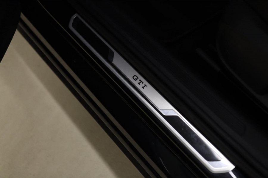 Volkswagen Polo 2.0 TSI GTI PANO/IQ-LIGHT/BEATS/STOELV/CARPLAY/VOL