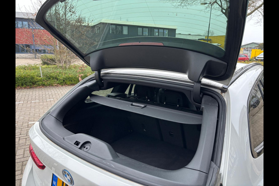 BMW 3 Serie Touring 320e Touring M-Sport PRO PHEV SHADOWLINE ADEPTIVE KOPLAMPEN 360 CAMERA DRIVER ASSIST HEAD-UP DISPLAY INNOVATION PAKKET