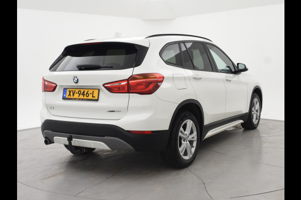 BMW X1 sDrive18i AUT. SPORTLINE + TREKHAAK | LED | SPORTSTOELEN | STOELVERWARMING | NAVIGATIE