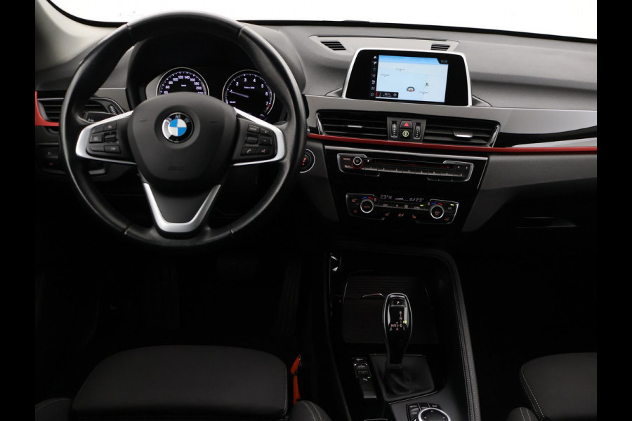 BMW X1 sDrive18i AUT. SPORTLINE + TREKHAAK | LED | SPORTSTOELEN | STOELVERWARMING | NAVIGATIE