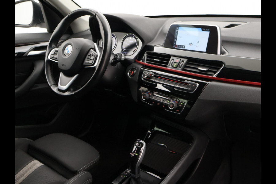 BMW X1 sDrive18i AUT. SPORTLINE + TREKHAAK | LED | SPORTSTOELEN | STOELVERWARMING | NAVIGATIE