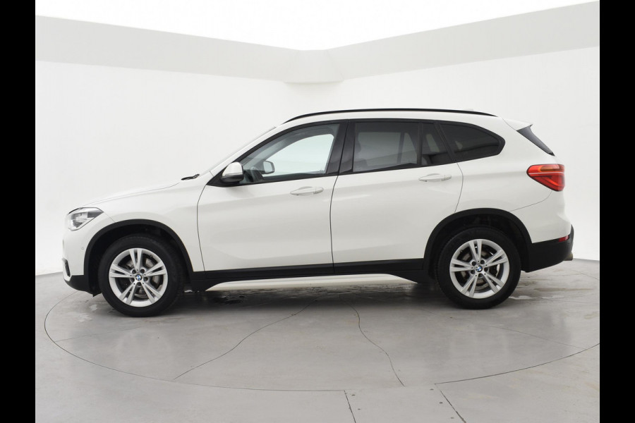 BMW X1 sDrive18i AUT. SPORTLINE + TREKHAAK | LED | SPORTSTOELEN | STOELVERWARMING | NAVIGATIE
