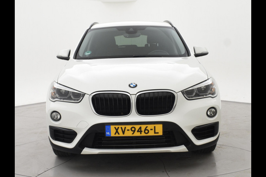 BMW X1 sDrive18i AUT. SPORTLINE + TREKHAAK | LED | SPORTSTOELEN | STOELVERWARMING | NAVIGATIE