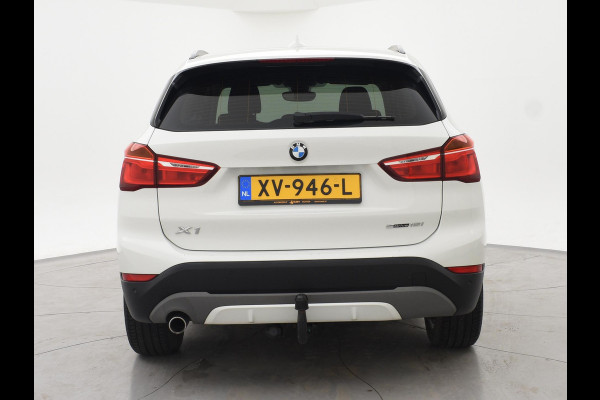 BMW X1 sDrive18i AUT. SPORTLINE + TREKHAAK | LED | SPORTSTOELEN | STOELVERWARMING | NAVIGATIE
