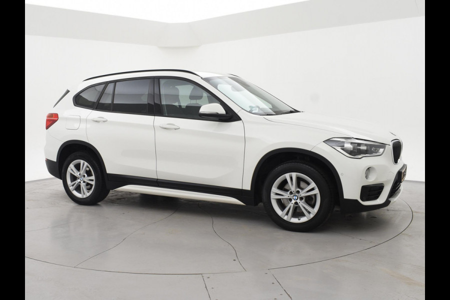 BMW X1 sDrive18i AUT. SPORTLINE + TREKHAAK | LED | SPORTSTOELEN | STOELVERWARMING | NAVIGATIE