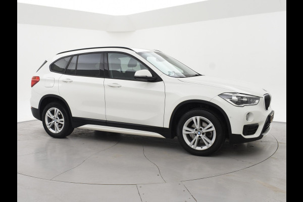 BMW X1 sDrive18i AUT. SPORTLINE + TREKHAAK | LED | SPORTSTOELEN | STOELVERWARMING | NAVIGATIE