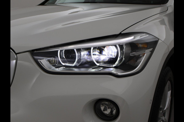 BMW X1 sDrive18i AUT. SPORTLINE + TREKHAAK | LED | SPORTSTOELEN | STOELVERWARMING | NAVIGATIE