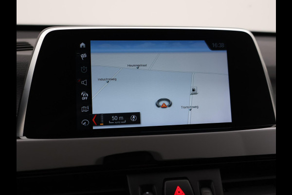 BMW X1 sDrive18i AUT. SPORTLINE + TREKHAAK | LED | SPORTSTOELEN | STOELVERWARMING | NAVIGATIE