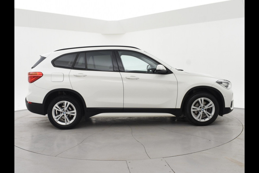 BMW X1 sDrive18i AUT. SPORTLINE + TREKHAAK | LED | SPORTSTOELEN | STOELVERWARMING | NAVIGATIE