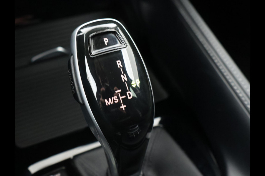 BMW X1 sDrive18i AUT. SPORTLINE + TREKHAAK | LED | SPORTSTOELEN | STOELVERWARMING | NAVIGATIE