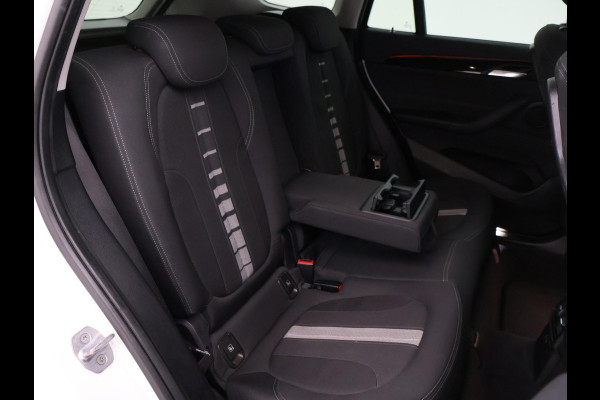 BMW X1 sDrive18i AUT. SPORTLINE + TREKHAAK | LED | SPORTSTOELEN | STOELVERWARMING | NAVIGATIE