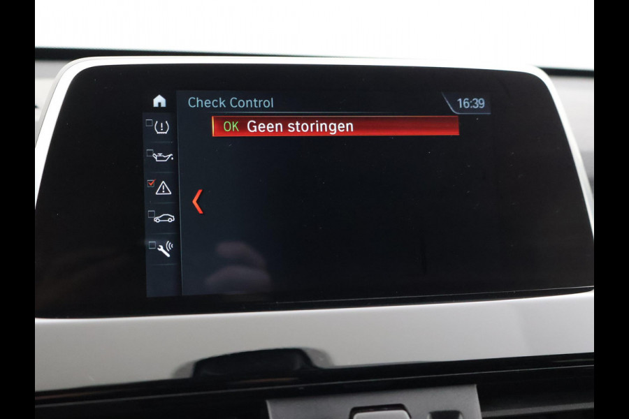 BMW X1 sDrive18i AUT. SPORTLINE + TREKHAAK | LED | SPORTSTOELEN | STOELVERWARMING | NAVIGATIE